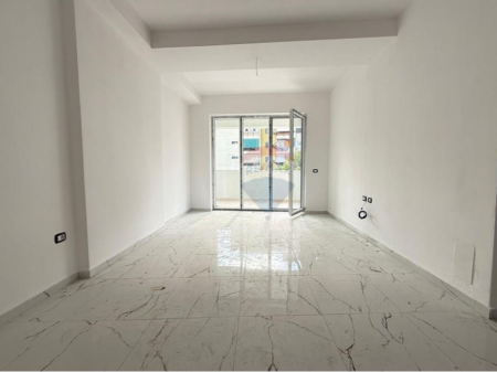 Apartament per shitje 2+1+2 tek Shkolla e Bashkuar