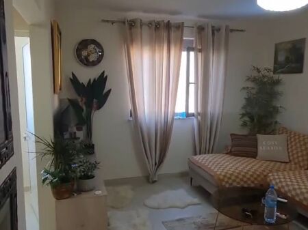 Shitet apartament 1+1 i mobiluar tek Oxhaku