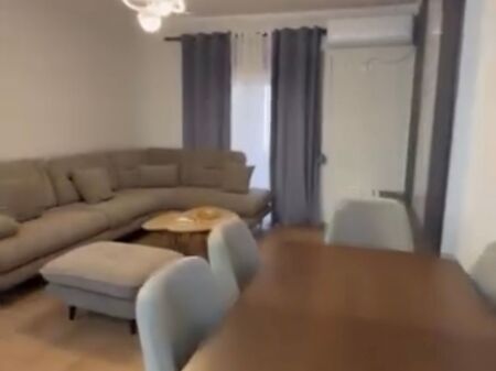 Ofrohet apartament 2+1 me qera ne astir