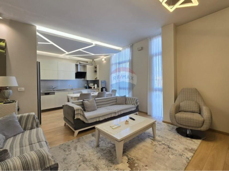 Apartament per shitje 2+1+2 tek Komuna e Parisit