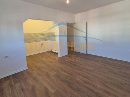 Shitet, Apartament 1+1, Oxhaku, Tiranë.