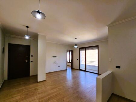 Ambjent per zyra pranë kompleksit Delijorgji