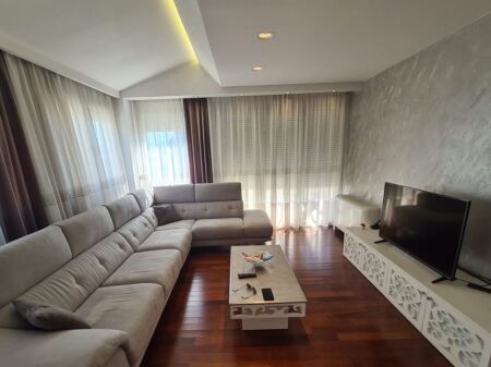 Vendesi in vendita 2+1+2