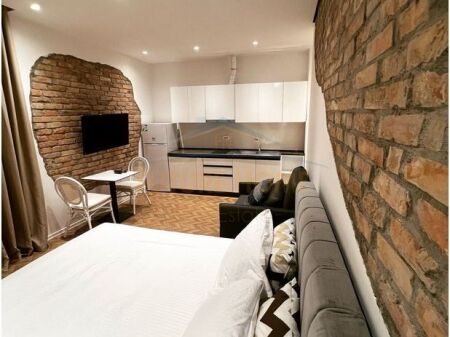 Qera, Apartament 1+1 dhe 2 Garsionere, Komuna Parisit ,Tirane.