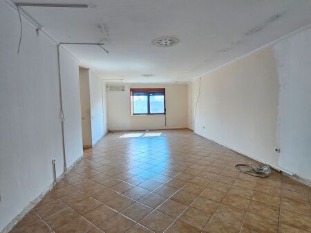 Me Qera: *Ambient (125m2)* e ndarë në 3 dhoma  📍Stacioni trenit - pallat i ri -Buzë rrugës kryesore ( *850€/muaj* ) Super Location