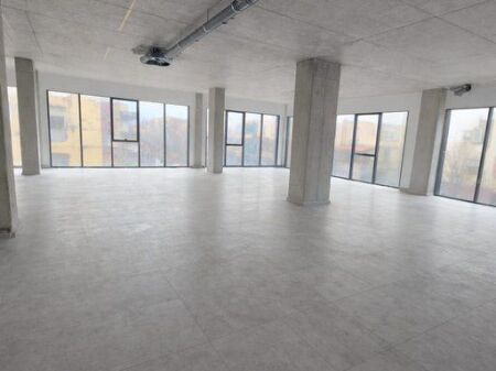 Ambjent Komercial për Qira – Buzë Rruge Kryesore, shumë pranë Qendrës së Tiranës- 250.5 m2