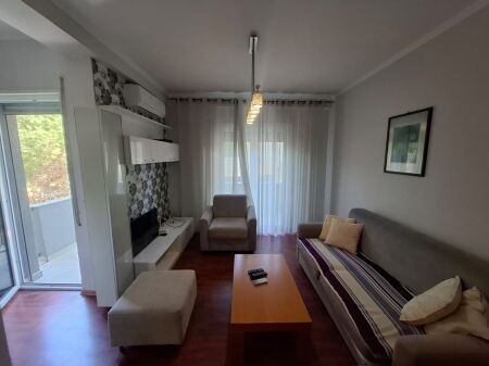 Shitet Apartament 1+1 Tek Shkembi i kavajes