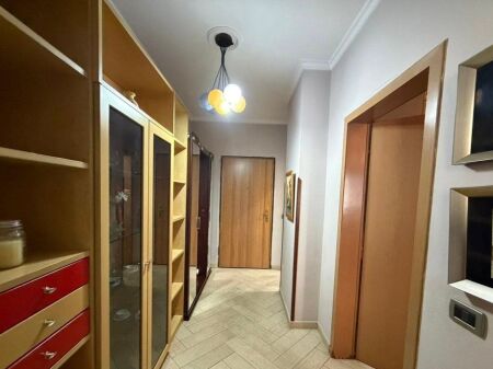 Shitet apartament 1+1 prane Pazarit te Ri !