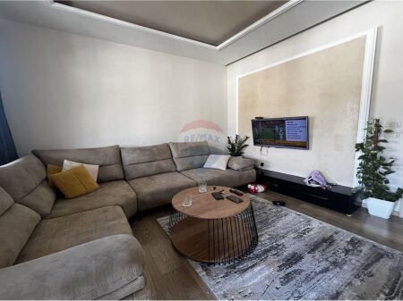 Apartament 2+1 ne shitje ,prane kryqezimit te Rinia , Vlore