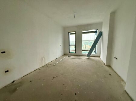 🏡 Shitet Apartament 1+1 në Arlis Square 21 📍 Rruga e Kavajës – me pamje nga rruga kryesore
