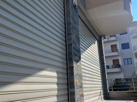 Magazine me qera ne fund te rruges 5 Maj