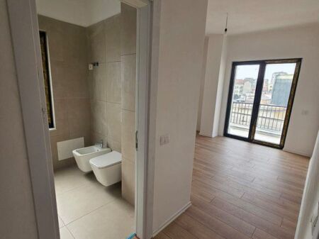 JEPET ME QERA APARTAMENT 2+1+2 TEK RRUGA BARRIKADAVE