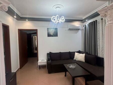 Jepet me Qera Apartament 1+1 te Pallatet Cabej ne Yzberisht