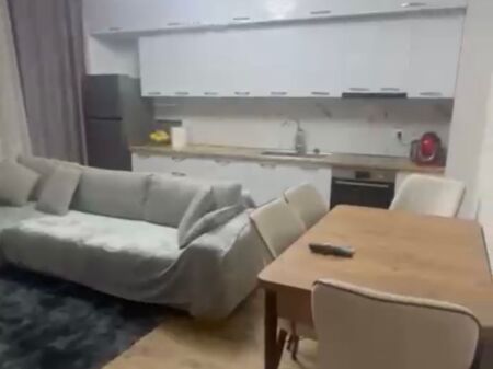 Jepet me qira 1+1+parkim Rruga 5 Maji 50.000 leke