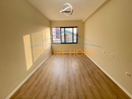 📍 Unaza e Re, Bulevardi Migjeni – Shitet 2+1 me Hipotekë & Fasadë të Ventiluar! 🏠