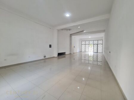 Jepet me Qira Njësi Shërbimi, pranë Rrugës Komuna e Parisit!