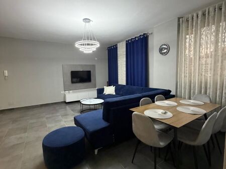 🏢 Jepet me qira apartament 2+1 📍 Kompleksi Tom Doshi, midis Shkozës dhe Freskut – Tiranë