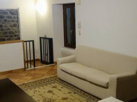 Affittasi monolocale con ingresso indipendente di 40 m2 a Petro Nini situato alla fine della strada! vicino Tirana e Re Liqeni Komuna Sheshi Willson