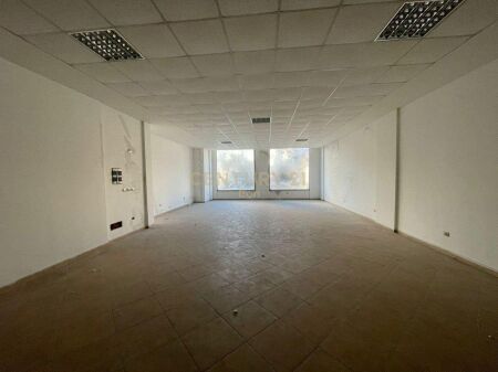 Locale commerciale in affitto sulla spiaggia Stazione prima, Durazzo !