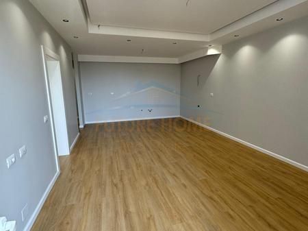 Shitet, Apartament 3+1+2+ post parkimi, Fresku, Tiranë.