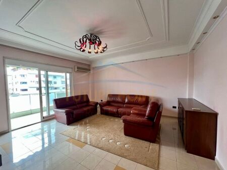 Qera, Apartament 2+1+2, Blloku, Tiranë.