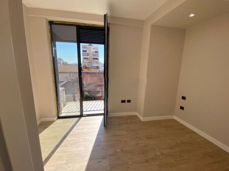 Shkolla e Kuqe-Apartament 2+1 me 2 ballkone