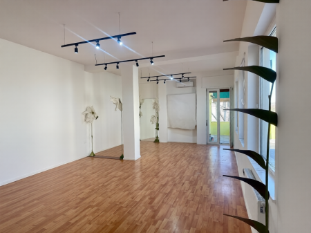 Jepet me qera zyre open space buze rruge