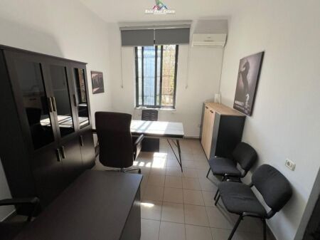 Zyre Me Qera Prane Ish Ekspozites (ID BZ2847) Tirane