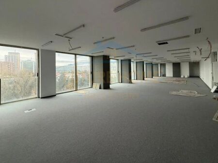 Qera, Ambient Open Space, Downtown One, Tiranë