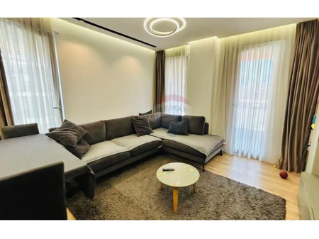 Apartament per shitje 1+1 tek Sheshi Karl Topia