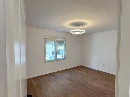 Shitet Apartament 2+1 me Hipoteke tek Rruga Kongresi i Manastirit tek Pallatet e Fratarit ne Astir