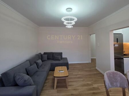 Shitet apartament 1+1 ne allias,pran spitalit amerikan 2