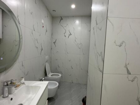 Zyre per qera tek Lake view