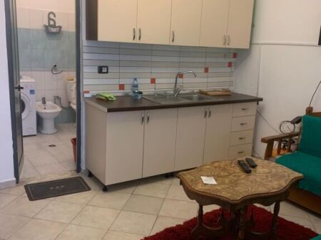 Apartament 1+1 me qira 2 minuta nga rrethrrotullimi i shkozes.