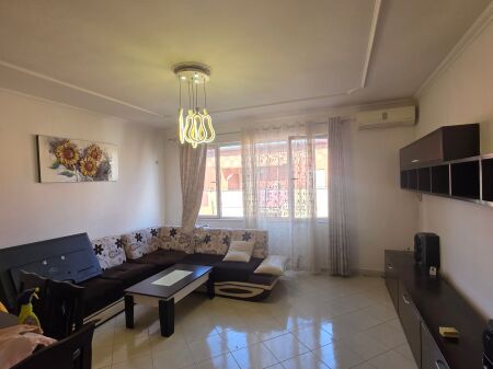 1+1 me Qera n Astir , Prane Rrethit