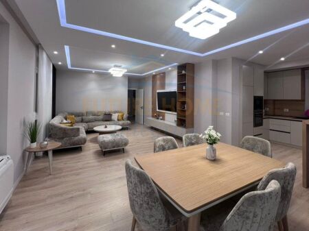 Rent, Apartment 3+1+2+2 Parking spaces, Red School, Tirana.