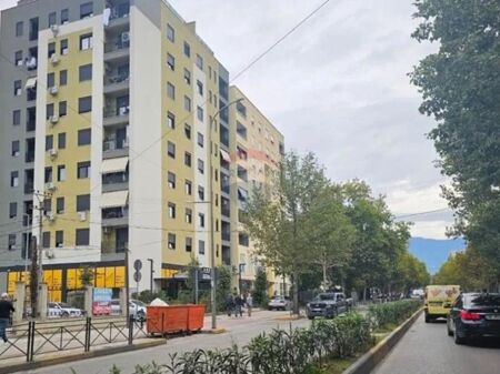 Shitet dyqan (market) në Yzberisht