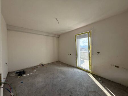 Shesim apartament 2+1+2+Verande , tek Rruga "Hoxha Tasim" ne Xhamllik! 280,000 €