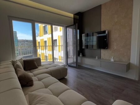 🏡 Jepet me qira apartament 2+1 📐 Sipërfaqe: 75 m² 🏢 Kati 5 🌇 Me pamje nga Ringu  Apartament i organizuar mirë, me ndriçim natyral dhe në një zonë shumë të kërkuar të Tiranës.  💶 Çmimi: 900 € / muaj  