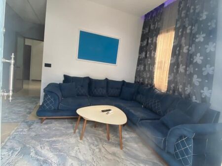 Jepet me qira apartament në shtëpi private – pranë shkollës “Sarina 2002”(tek treshi),Tiranë. 🏠 Tipologji: 3+1  📍 Kati: i parë  Apartamenti është tërësisht i mobiluar dhe i pajisur me elektro-shtëpiake bashkëkohore, me klasë energjetike A++ / A+++.  ✅ Çdo dhomë e pajisur me kondicioner  ✅ Ambient i bollshëm dhe funksional  ✅ I përshtatshëm për familje ose qëndrim afatgjatë  🔒 Ambjenti është i monitoruar me kamera sigurie nga jashtë  🚗 Oborr i bollshëm me portë automatike, parkim për 1–2 makina  💰 Çmimi: 450 € / muaj  🚘 Parkim i përfshirë