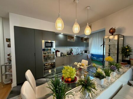 Shitet Super Apartament 3+1+2 + Garazh