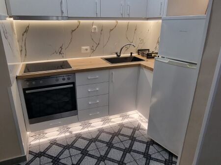 Jepet me Qira Apartament 1+1 , rruga Irfan Tomini, 450 Euro