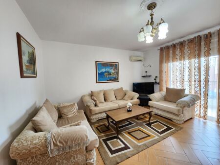 Sheshi Selvia,prane Hotel Black Diamond,jepet me qera apartament 2+1+2,i mobiluar 75,000Leke