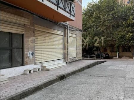 SHITEN 4 AMBIENTE BIZNESI NË ALI DEMI – IDEALE PËR INVESTIM!