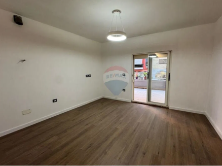 Apartament per shitje 1+1 tek Komuna e Parisit