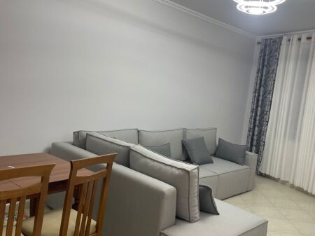 Jepet me qera apartament 2+1+2 ne Qender tek 9 kateshet/80,000 Leke