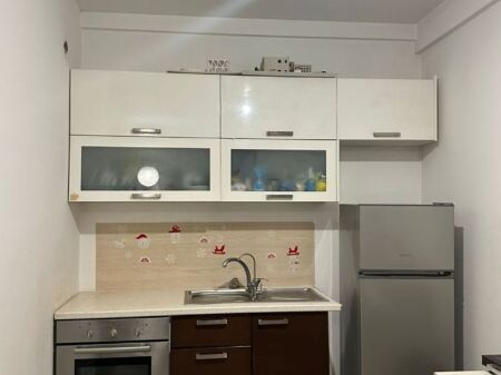 Jepet me Qera Apartament 1+1 në Zonën 5 Maj