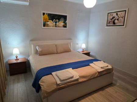 EPET ME QIRA APARTAMENT 1+1 –  QENDER RRUGA FORTUZI