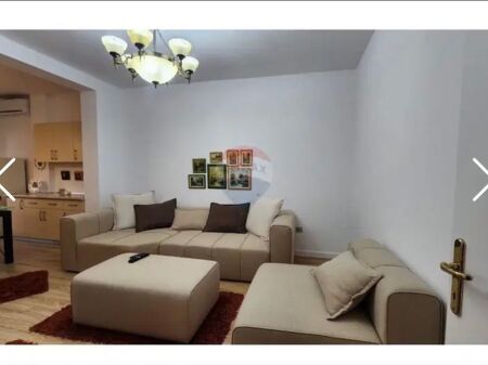 Jepet me qira apartament 1+1,Komuna e Parisit! Jepet me qira apartament luksoz 1+1, i pozicionuar në një nga zonat më të kërkuara dhe elitare të Tiranës, në komunen e parisit. Karakteristikat e Pronës: Sipërfaqja: 59 m² e shfrytëzuar deri në detaj. Arredimi: Interior design minimalist, i sapo investuar me materiale premium. Salloni & Kuzhina: Ambient i hapur (open space) me kuzhinë inkaso moderne,dhe zonë ndenjieje mjaft komode. Tualeti: Investim i nivelit të lartë, detaje estetike dhe lavatriçe të teknologjisë së fundit. Vetëm 10 minuta në këmbë nga Parku i Madh i Liqenit dhe Blloku.