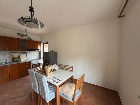 VENDESI 2+1 IN VIA ELBASAN 150.000 EURO !!